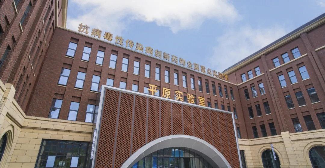 期颐又二岁，
嘉誉赞满堂，
清风了荡杨柳梢，戴胜报喜。
百有二，新进向丹霄，笑看
