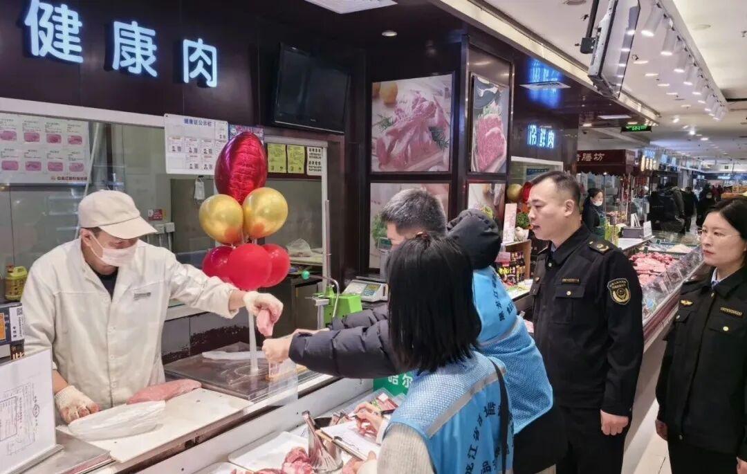 倾力护航安心玩 织密节日消费安全网

元旦遇上冰雪节，冰城哈尔滨迎来旅游旺季！W