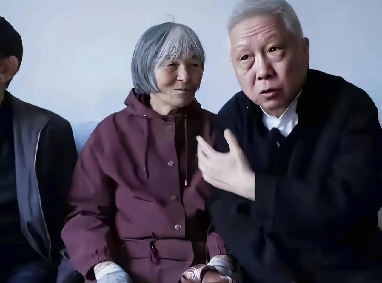 亿万富翁马未都回老家山东，姑姑朴实无华从来不给侄子提无理要求
这位穿着朴素的老人