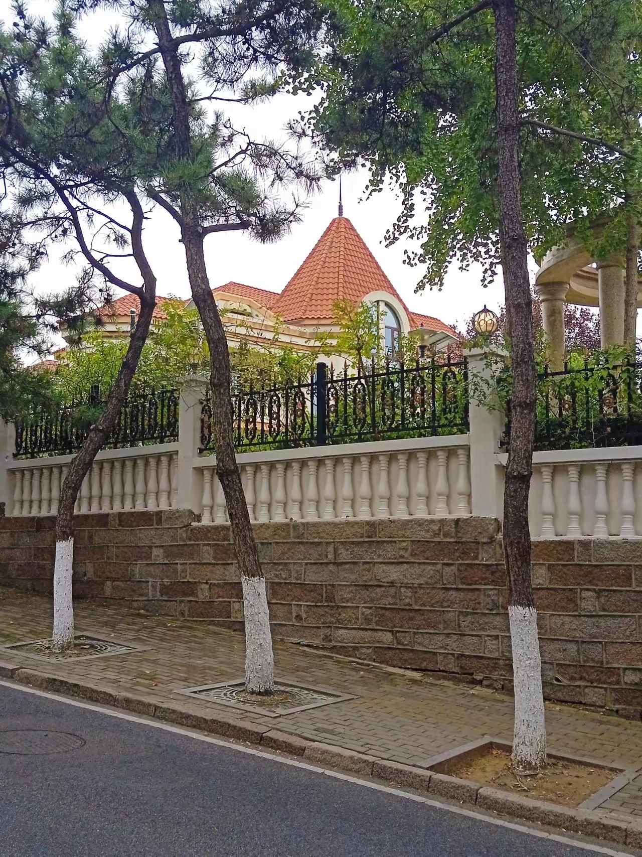 我想问一下，今年国庆假期你们是出门旅游，还是宅在家里？我曾经国庆假期出去旅游过，