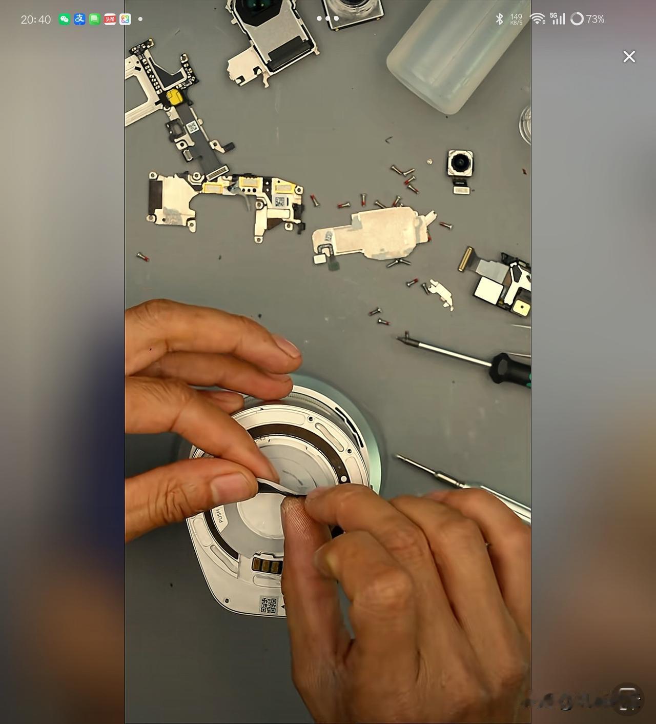 杨长顺正在直播拆华为巨炮，拆半天拆不开（拆手机他太有经验了，拆这玩意反倒难住他了