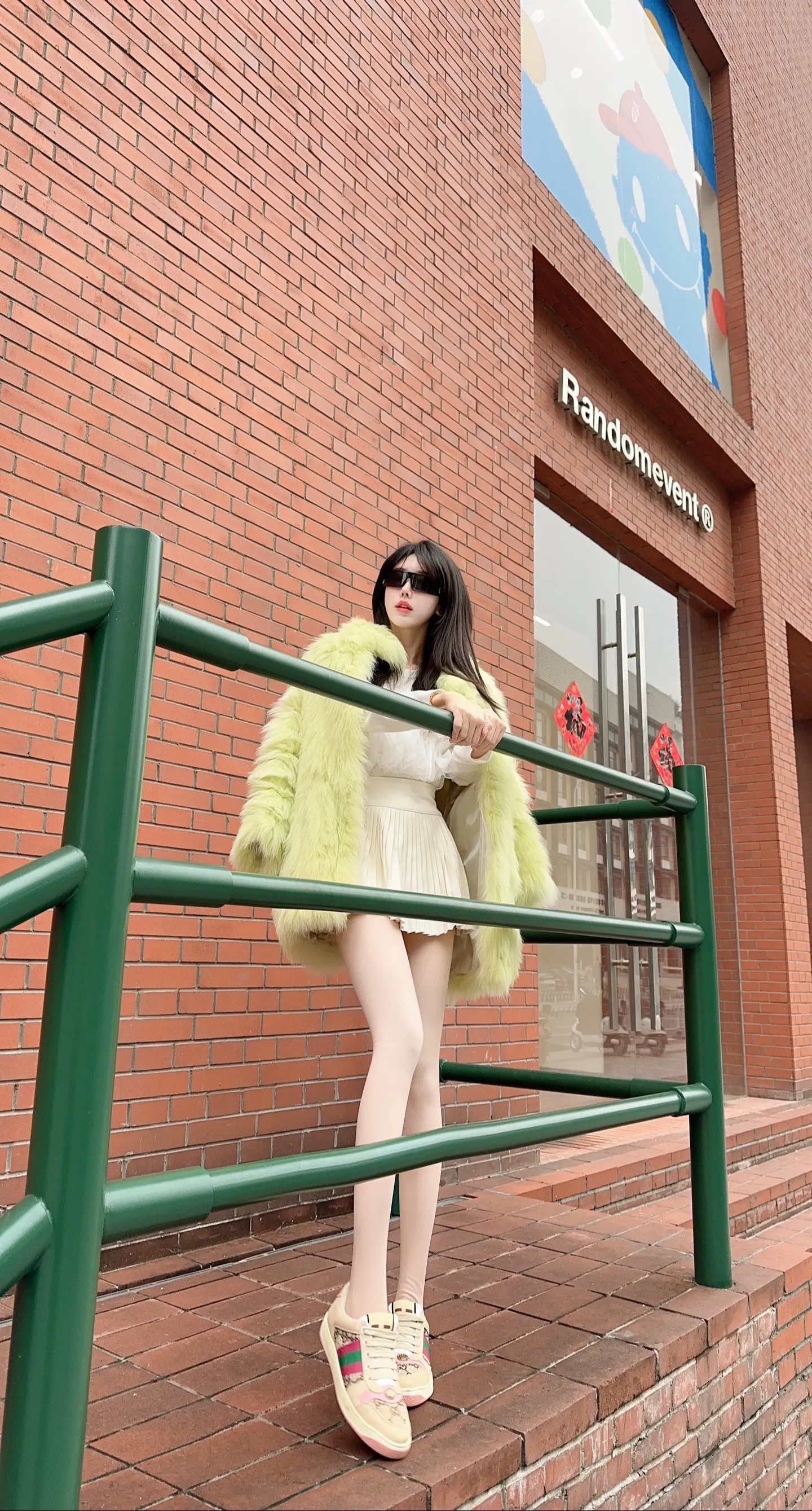 手机掉了，老婆跑了，你是先找手机还是先找老婆？