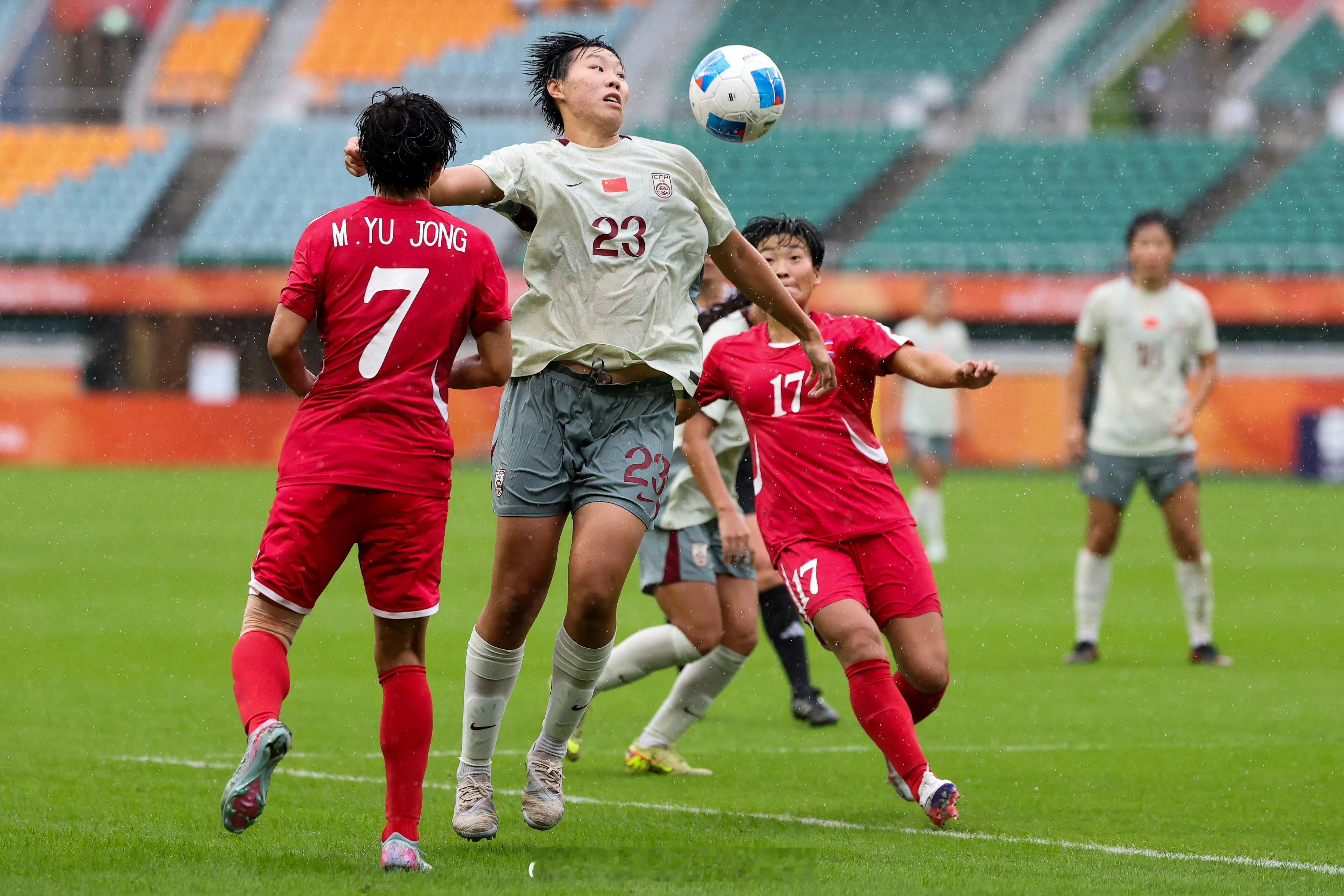 中国女足0比2朝鲜女足2026年亚运会女足半决赛，中国女足vs朝鲜女足。上半场中