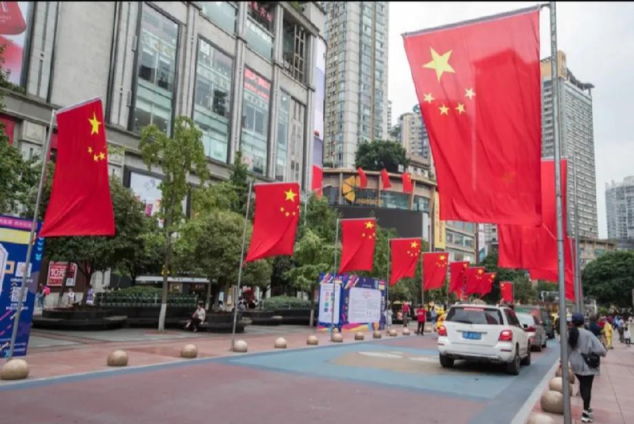 国庆节第三天，很多人抓紧时间走出家门享受假期了，电影院里人头攒动，一波一波的人群