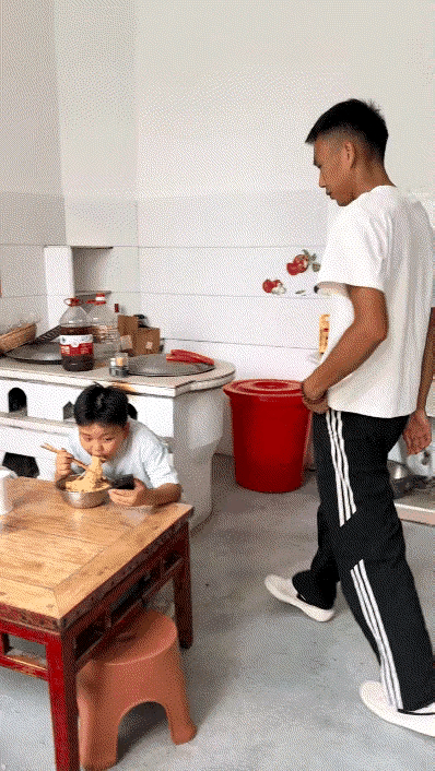 这孩子对手机入迷了，必须得给他施压，否则长时间这样就无可救药了。