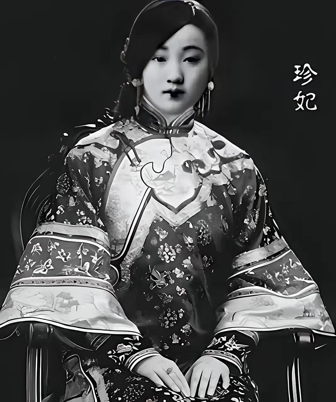 1894年，几个太监不顾珍妃的挣扎，将她放到刑凳上，其中两名太监上来就将珍妃的衣