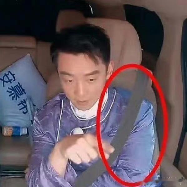 奔驰后期竟将安全带P图上去，这不是掩耳盗铃吗？糊弄谁啊。 
