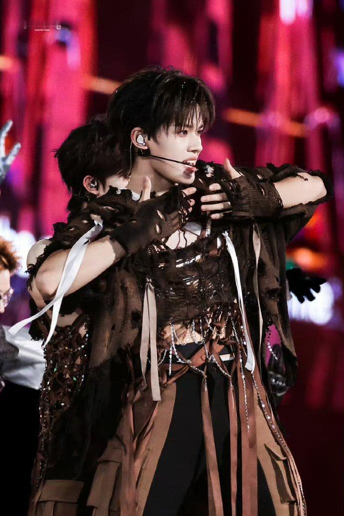 张极绷带造型富有且大方 张极这造型太绝了！绷带造型衬得宽肩窄腰超优越，拽酷亮眼氛