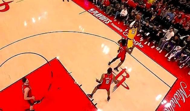 这球怎么进的？！我都看傻了……

一个常人根本想不出的“骑马射箭”！

詹姆斯在