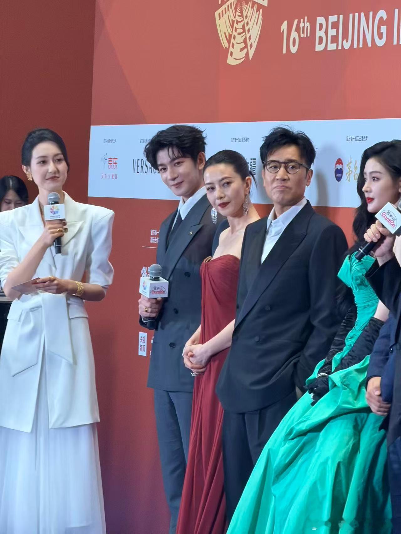 高圆圆夏之光红毯高颜值母子高圆圆夏之光北影节同框 高圆圆好美，夏之光好帅，应该不