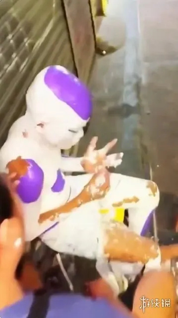 男孩cos动漫人物全身被亲妈刷漆弗利萨，用的乳胶墙面漆。。。