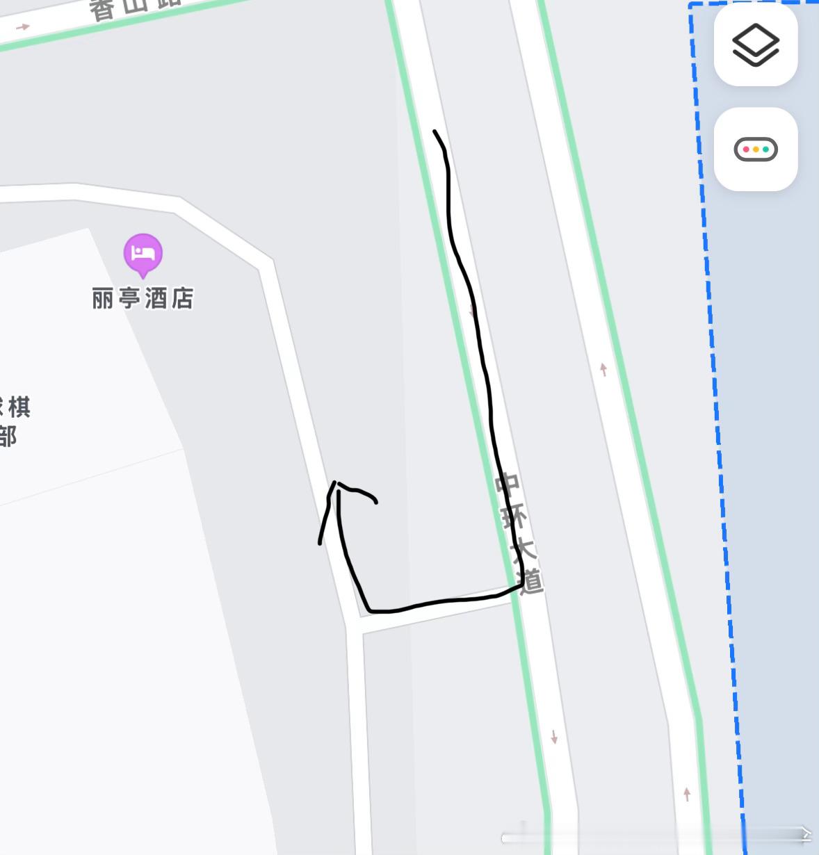 停车场入口是我箭头的方向，里面并不是机动车道，为什么中间车道右转是因为旁边都是违