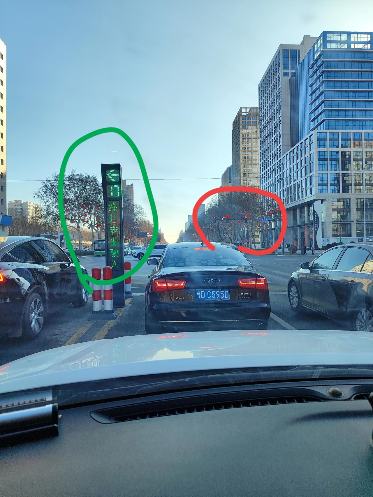 请教老司机，
此时到底能不能掉头？

注意:  左侧竖排指示灯是绿色，但是对面交