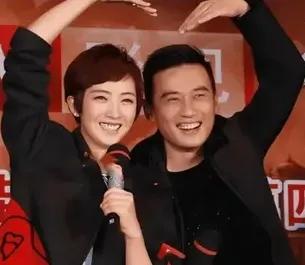 这夫妻俩，身上有一种军人特质，女的端庄洒脱智慧柔韧，男的潇洒果敢自信精干。因为喜