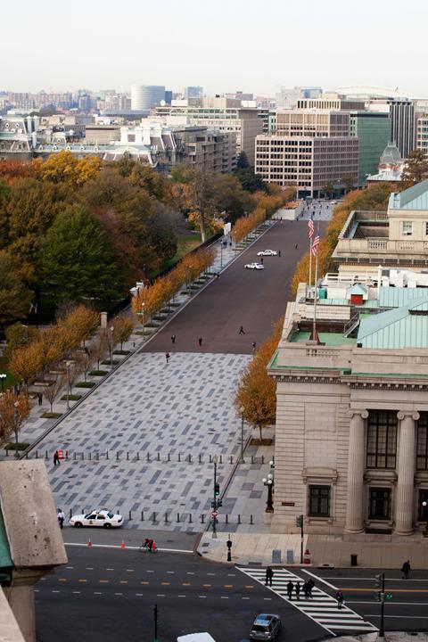 🔻美国国家公园管理局今日将白宫前的宾夕法尼亚大道（图3）改为路边停车场。🔻白
