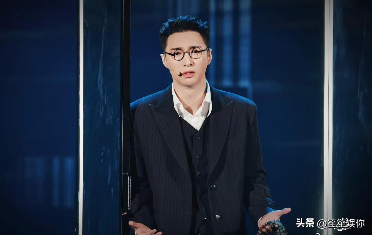 张艺兴因为没有编制，所以他参与商业活动的自由度相对比较高。但入职这种国家单位肯定