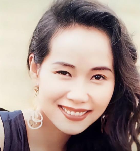 叶童回应亲哥哥李中宁当保安。叶童说，我知道他现在在香港当保安，收入很低，但我不会