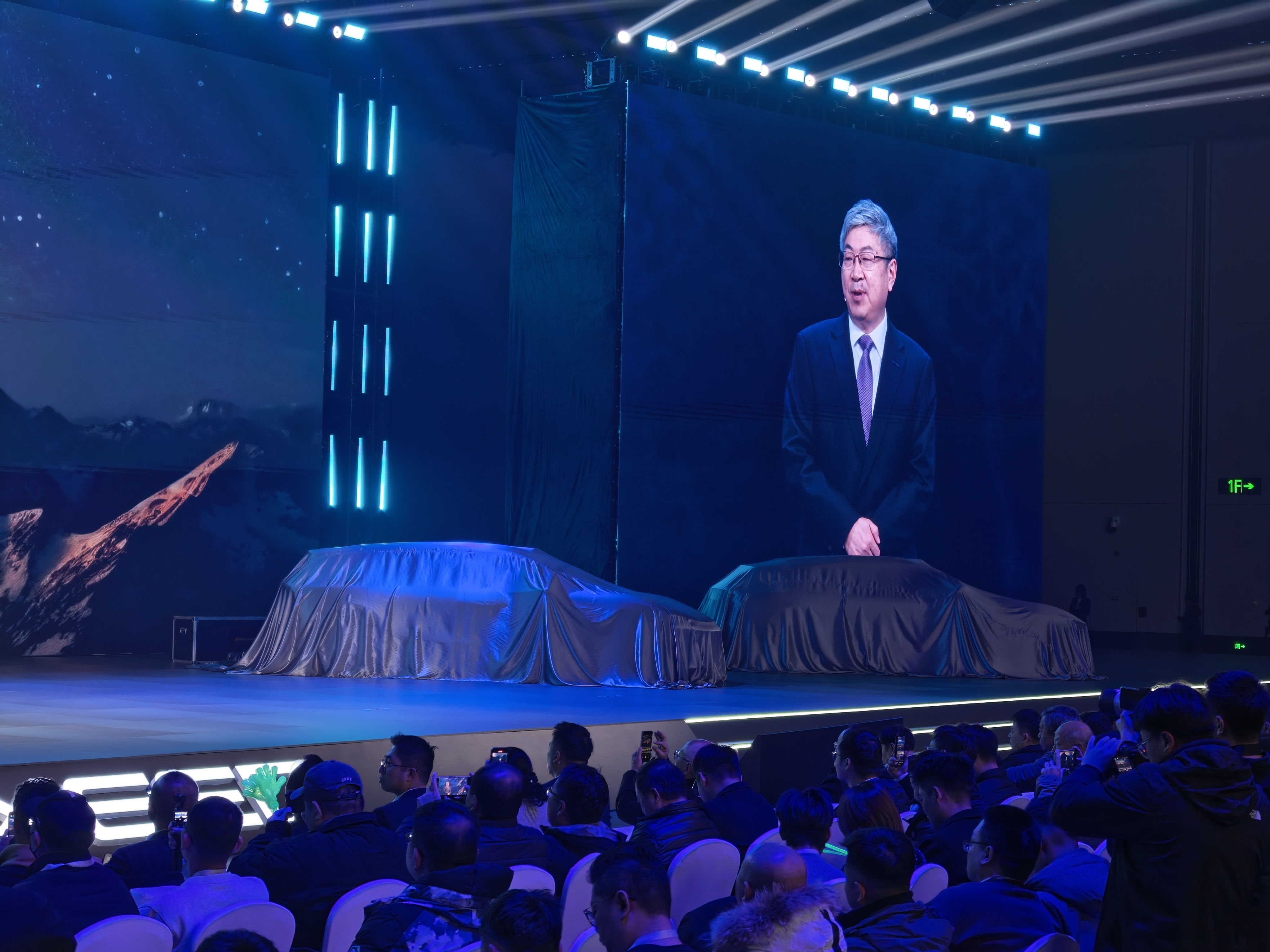 “星途是拥有独立灵魂与价值主张的豪华品牌”，这个说法有点内部赛马的意思。另外，星