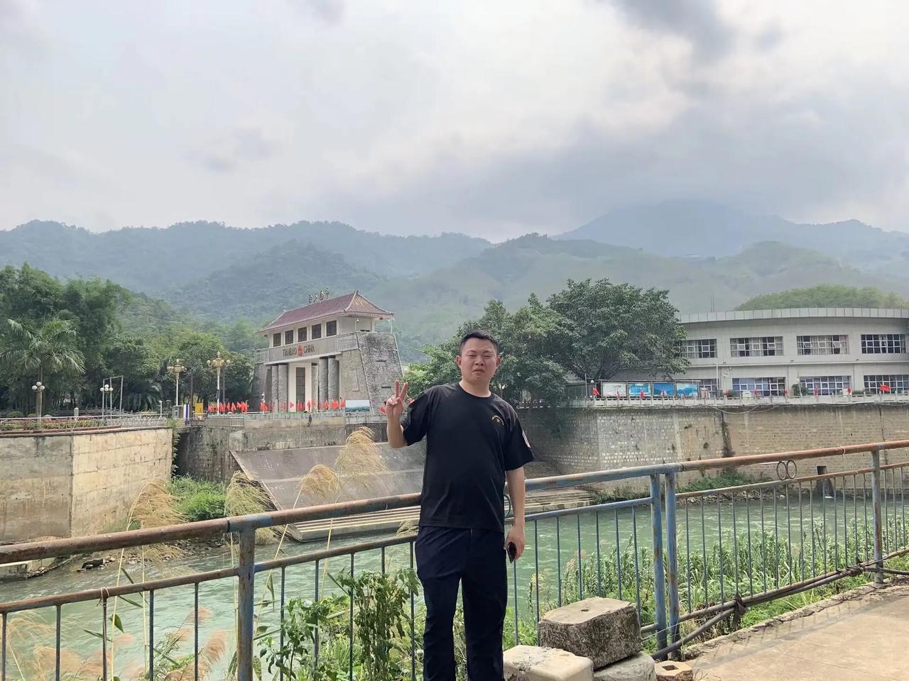 这是2021年去云南老山拍的，为了追求红色精神，传承老山精神。