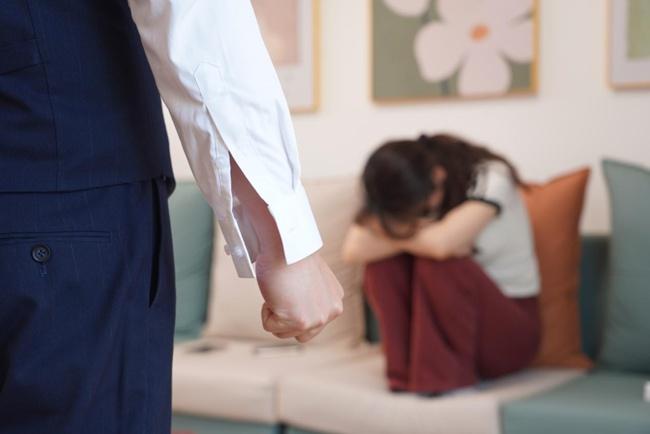 一个姑娘，离了两次婚，原因都一样——被男人打。身边亲戚朋友都觉得她命太苦了，怎么