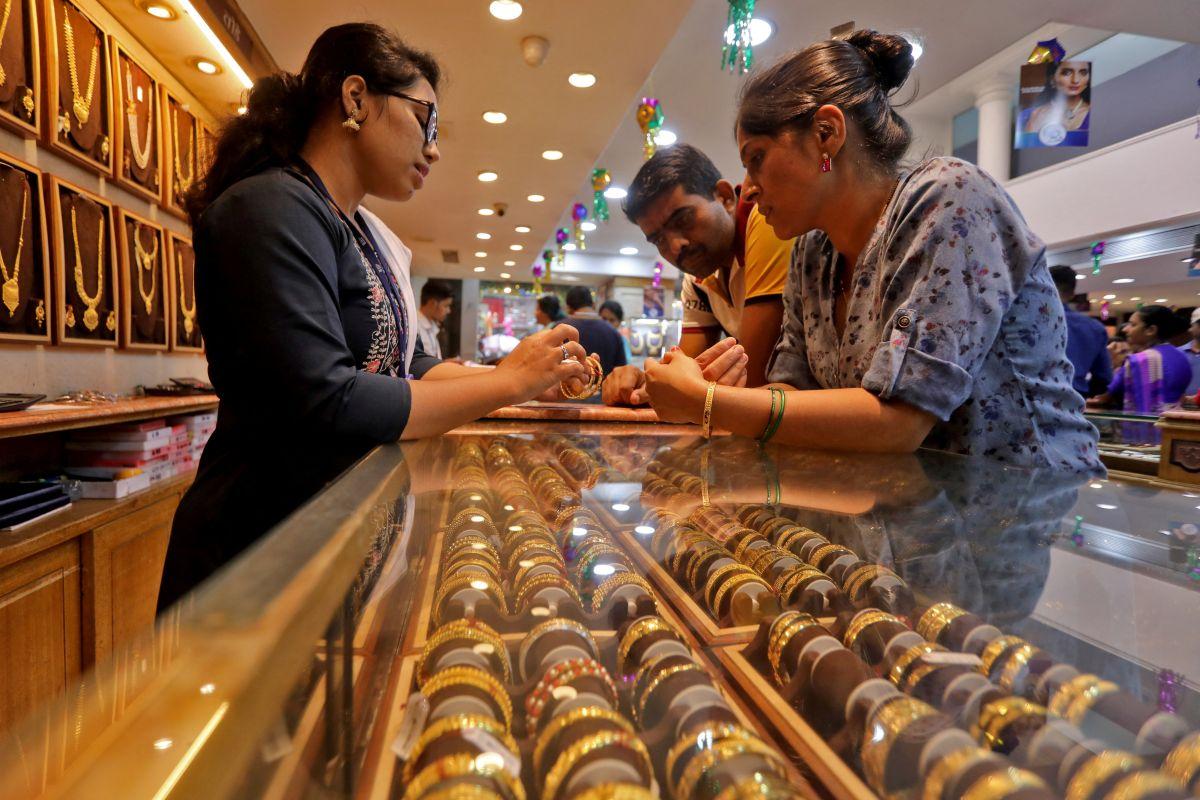 莫迪刚喊完“别买金”，转头就把关税翻倍：印度人在金店门口，到底会往哪边走？
印度