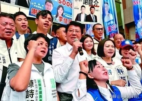国民党台南市长参选人谢龙介昨天（1日）率先登记参选，由24名蓝、白两党市议员参选