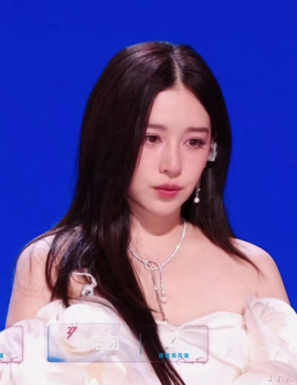 阚清子意难平阚清子机场被粉丝感动哭 没成团不代表不被认可，粉丝用纪念册告诉她：你