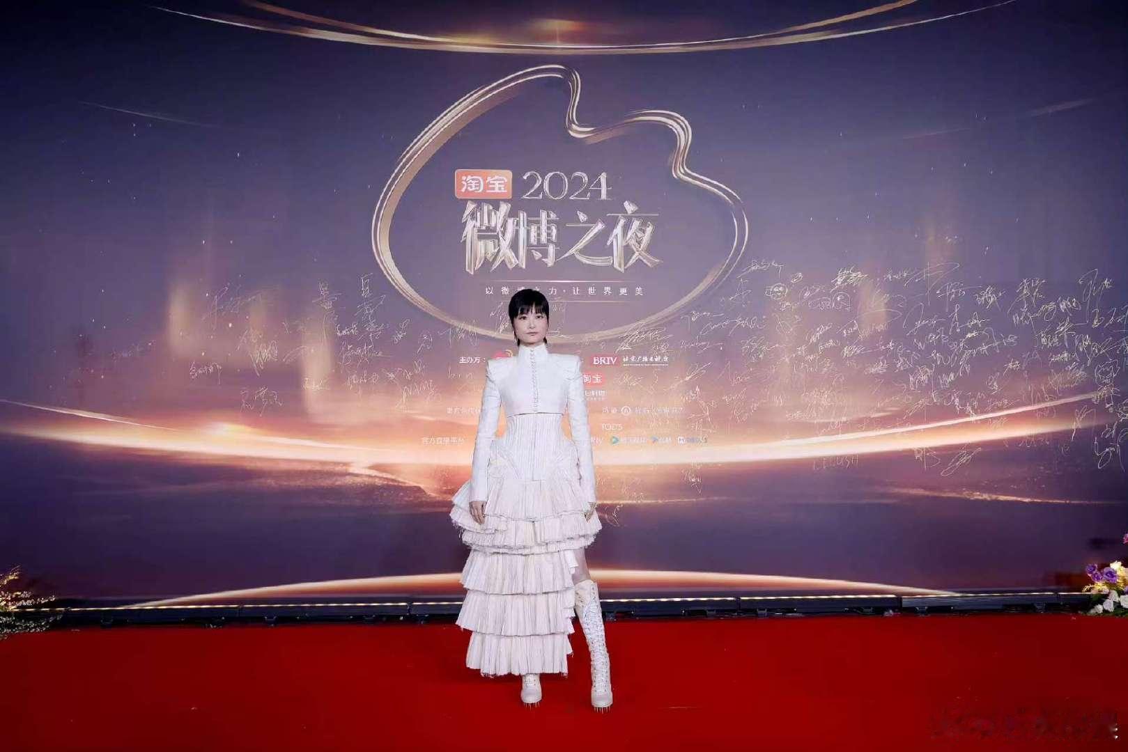 李宇春哪吒敖丙后台偶遇  李宇春与哪吒敖丙的同框，让我们看到了不同领域的交流与融