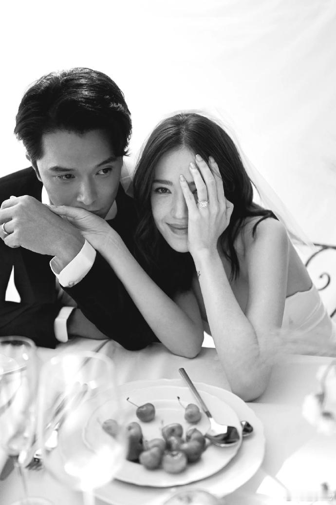 许玮甯邱泽婚礼宾客名单蓝心湄是邱泽许玮甯婚礼证婚人 许玮甯和邱泽今晚举办婚礼，媒