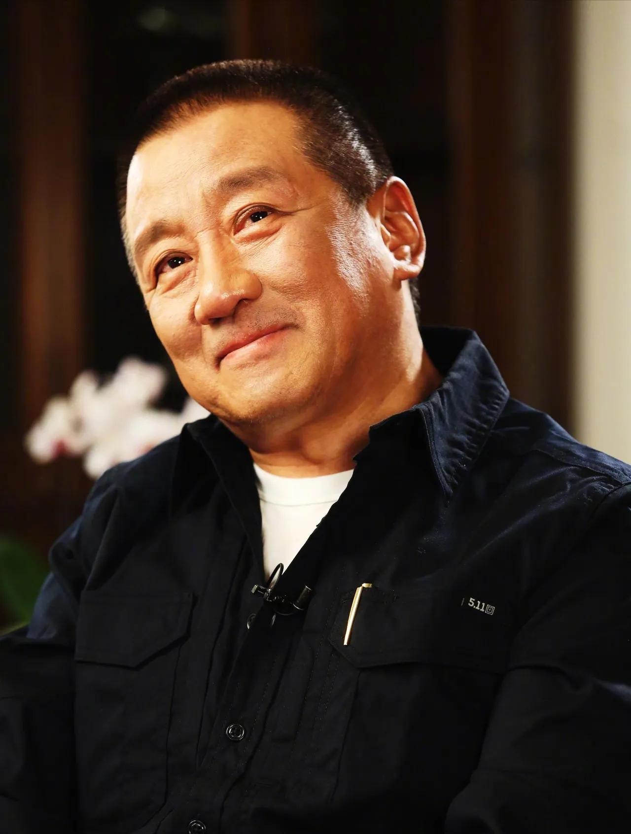 拍到一半，男一号突然罢演，要挟剧组涨钱。
导演陈国军直接换人，哪怕前面拍的作废。