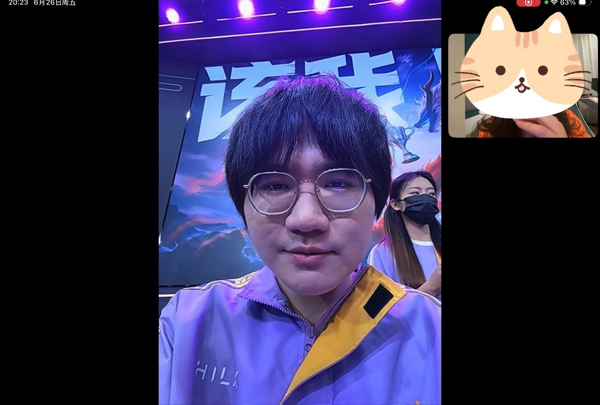 两个人的举手机角度都是如此雷霆 我被此男萌的完全顾不上表情管理 