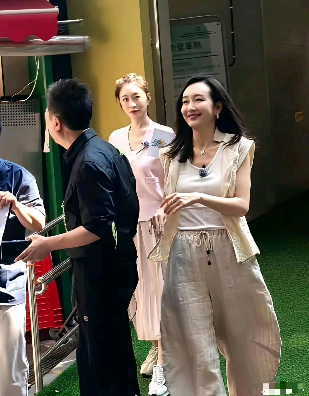 王鸥和李小冉现实中长这样...果然不是谁都能做成女明星的 