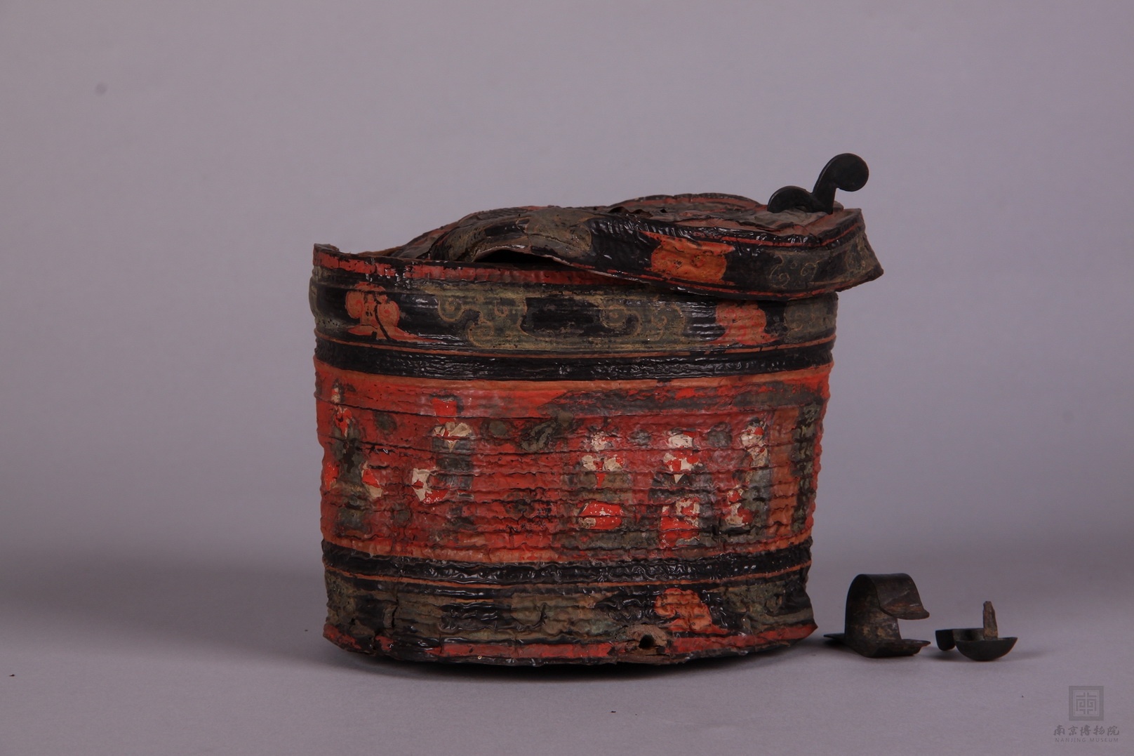 南京博物院藏战国彩绘人物黑漆奁 