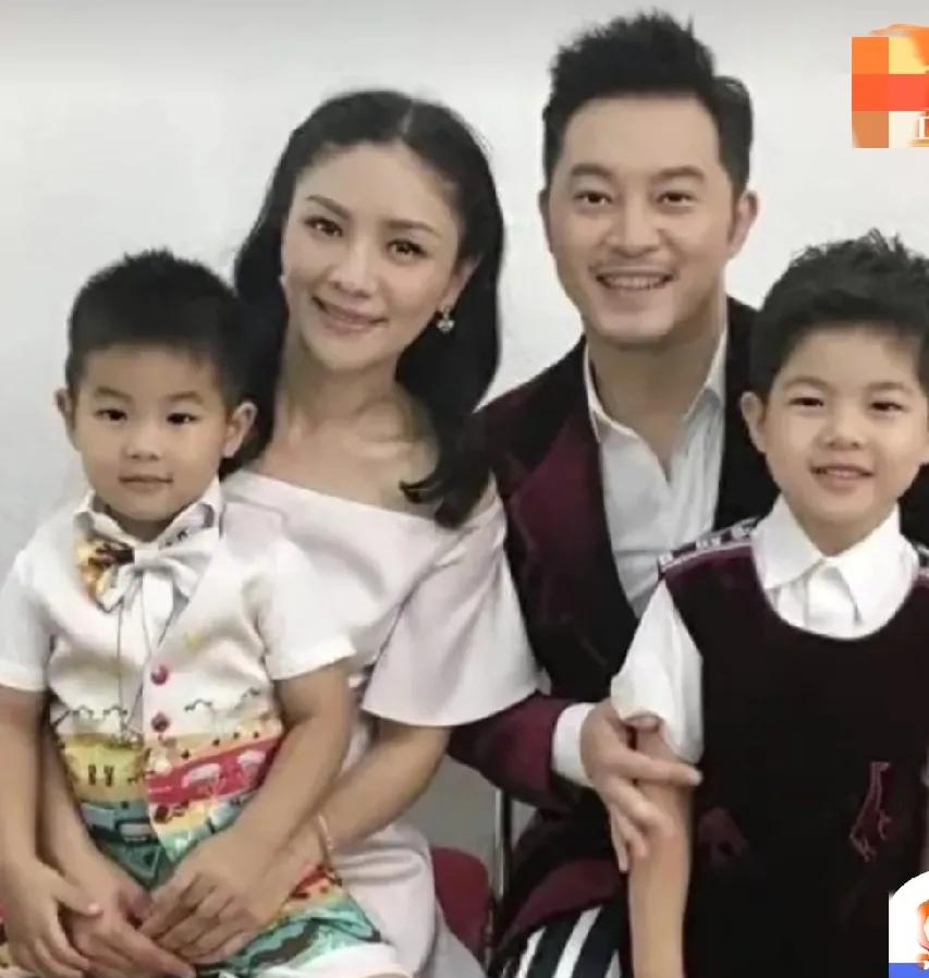 沙溢比妻子小两岁，感觉像倒过来似的。这些年，沙溢显得越来越老成，妻子看着娇小，气