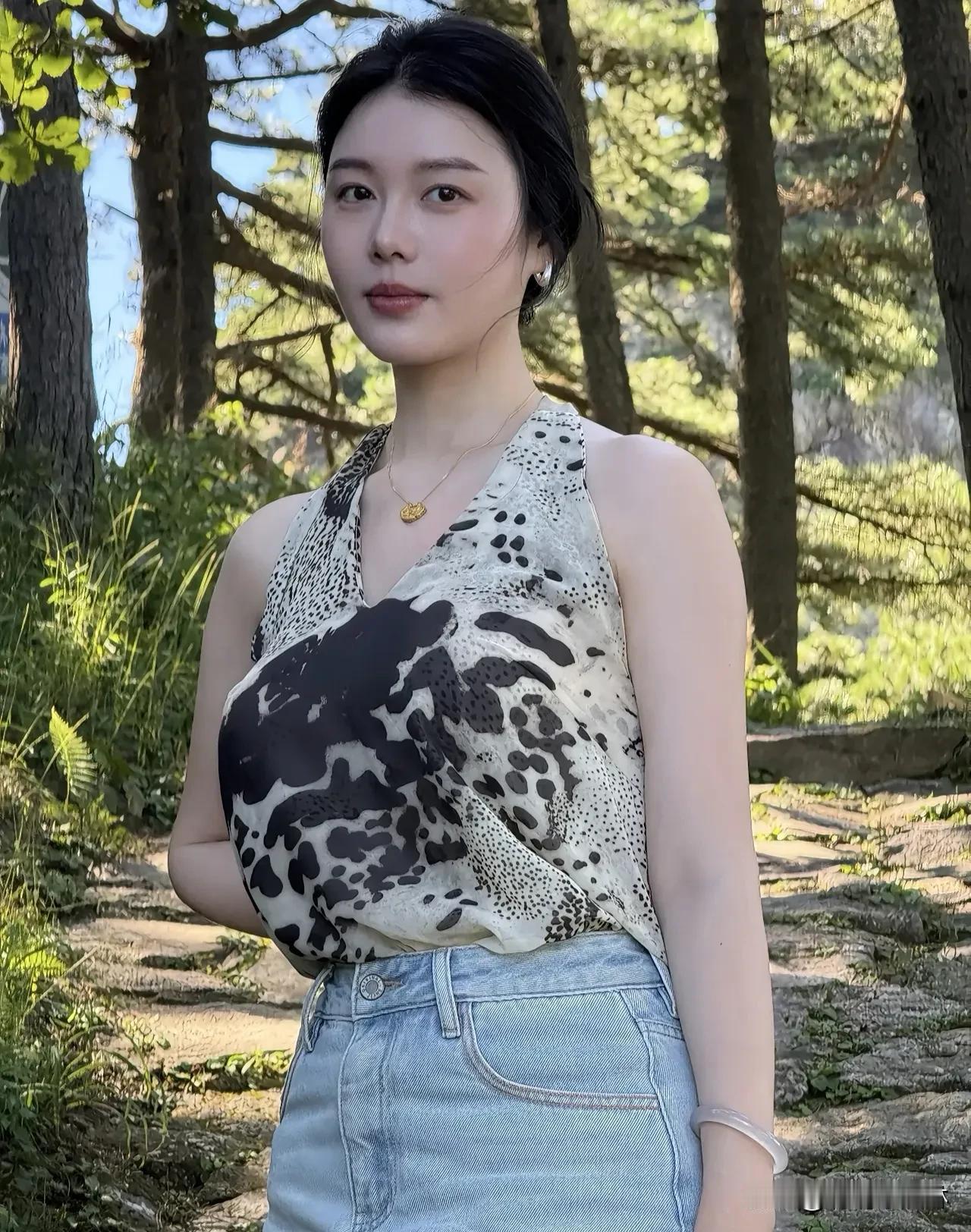 成熟的美  
是岁月沉淀的从容，  
是内在气质的绽放。  
无需刻意雕琢，  