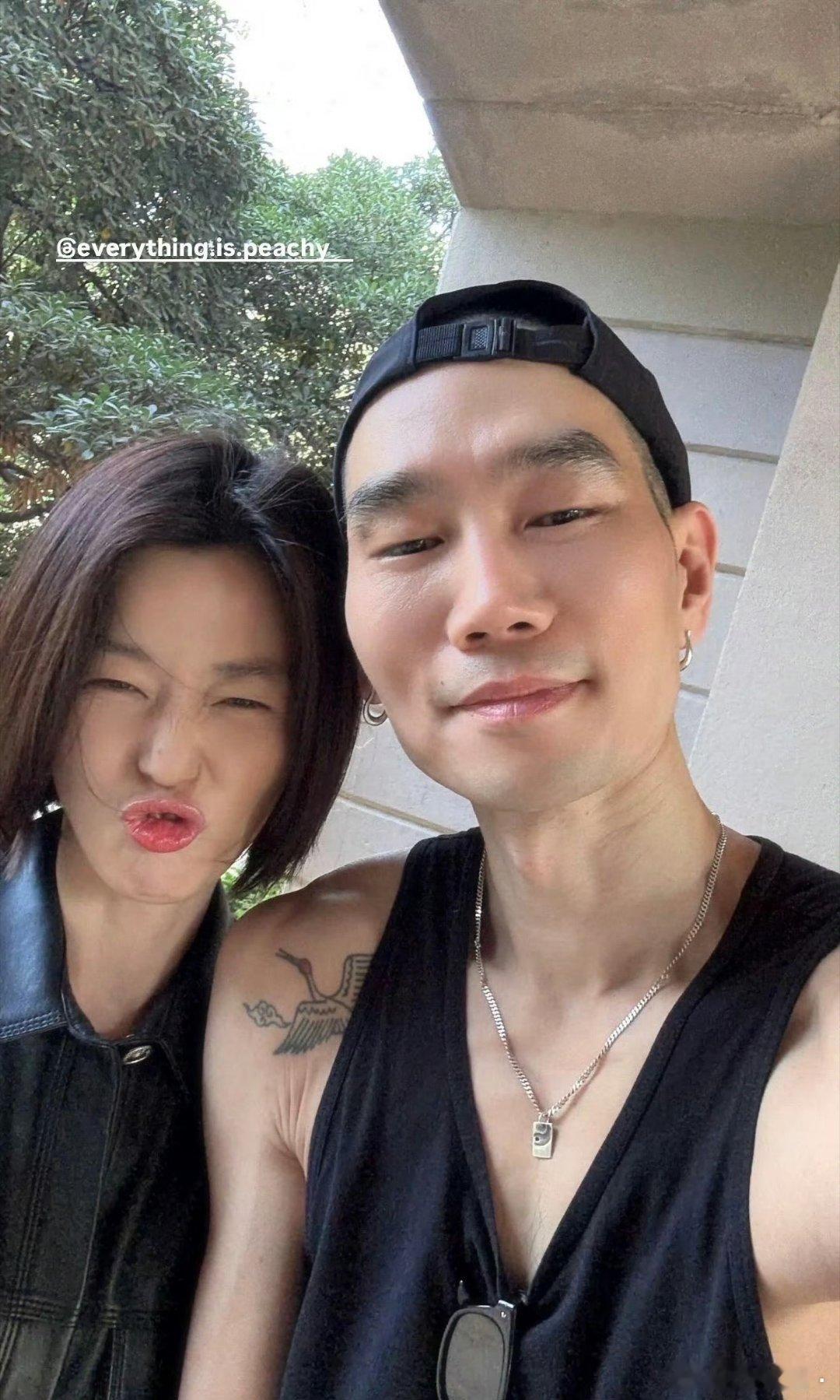 全智贤完全女神级别 韩娱独一份清秀又坚毅的女星。 这个短发特别有少年感特别年轻[