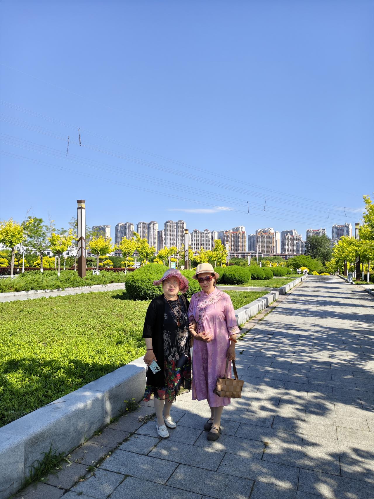 记录生活，记录此刻今天和老同学去女儿河文化公园，晴朗的天空，蓝天白云晴空万里，拍