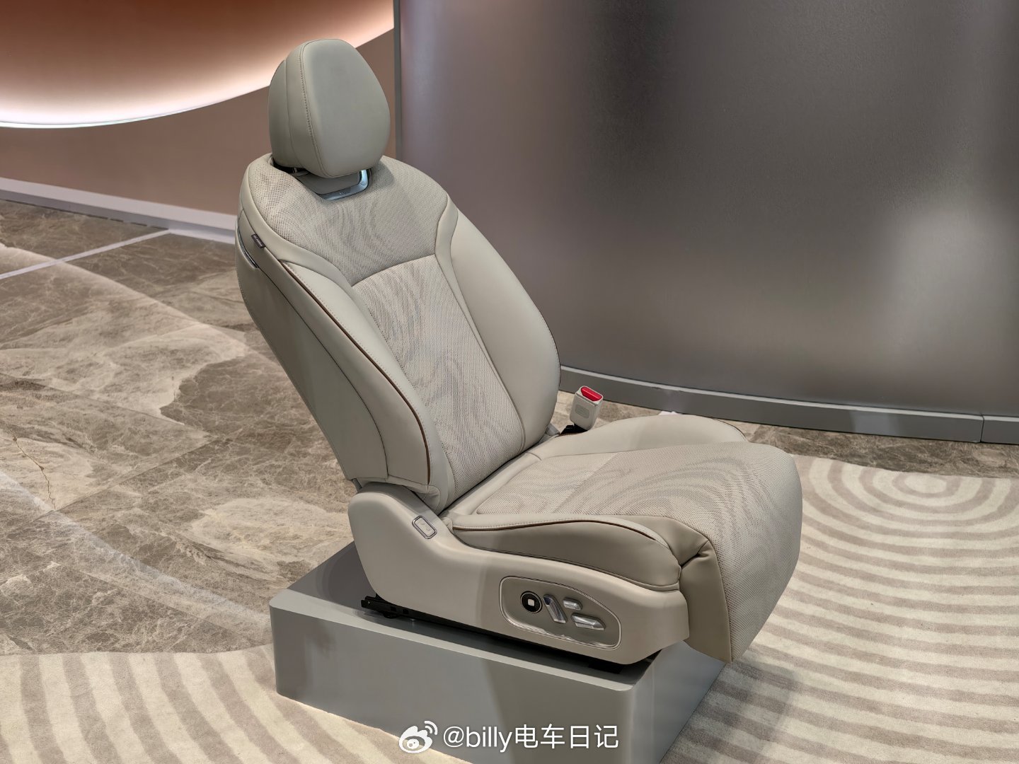 在去年广州车展我就觉得广汽丰田这个座椅的纹理很独特，有设计感，直到今天我在发布会