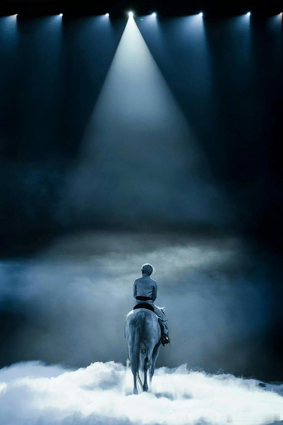 周震南演唱会 坦白说，开场前我也担心过，没有固定舞台，表演动线那么复杂，会不会有