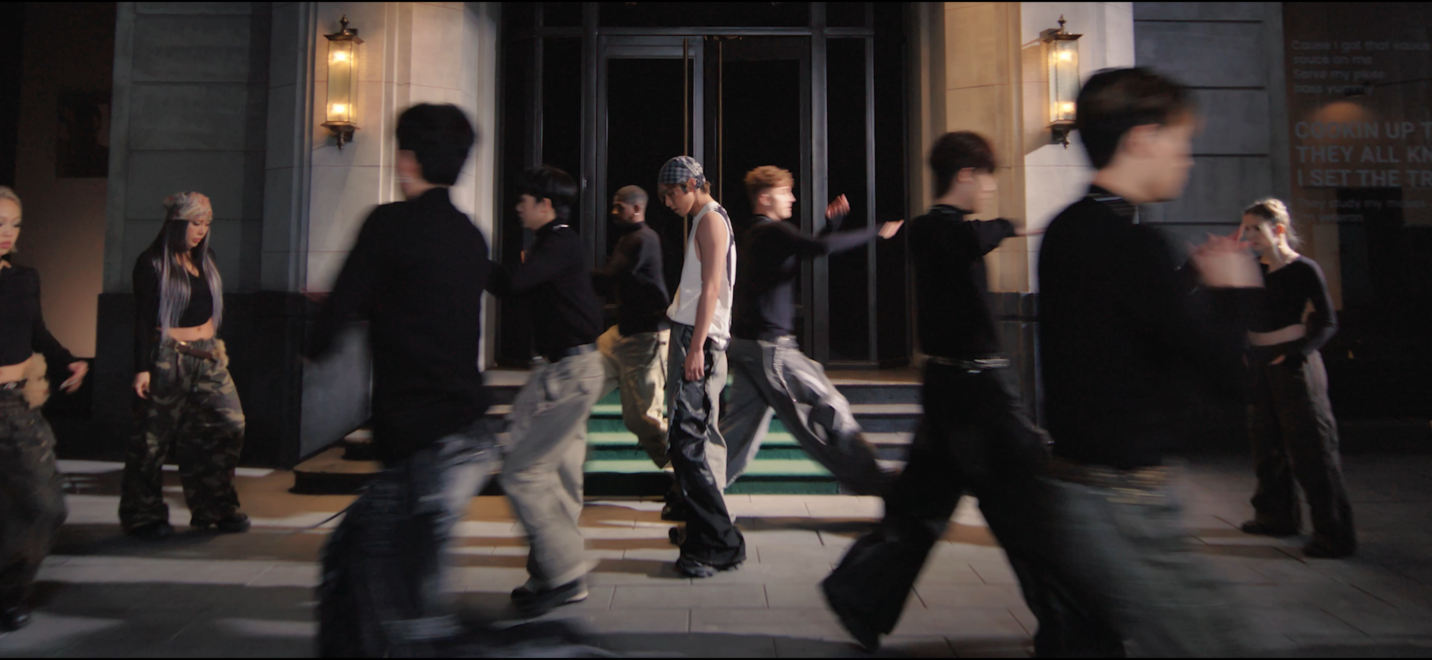 谁懂刘耀文舞蹈版MV里的帅？灰黑格纹头巾边缘蹭着颈侧，白背心混着少年气，每一处都