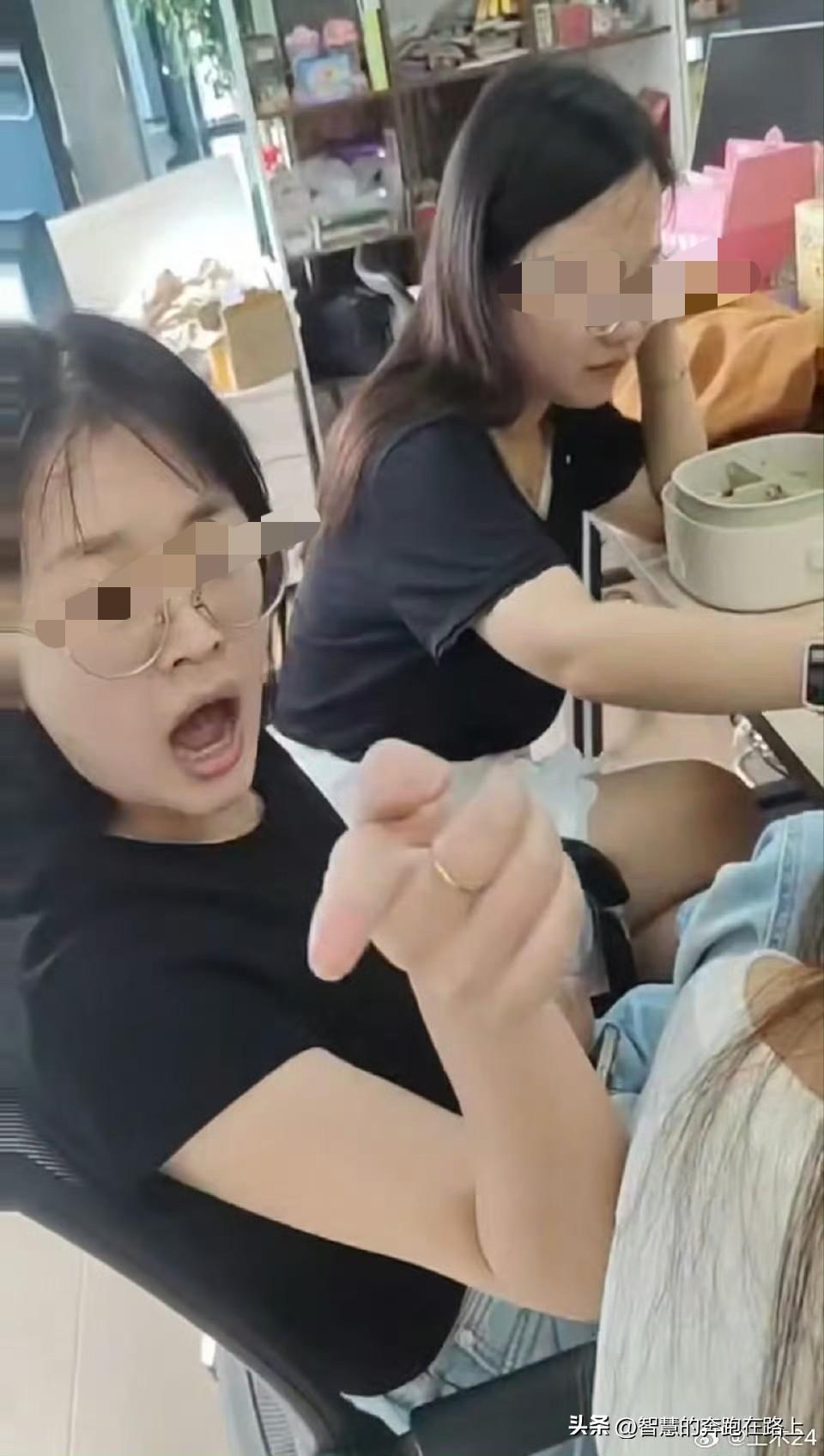 小仙女白嫖谎称外卖没有送达，平台恶意投诉，骑手上门讨说法……气的对她怒骂！

这