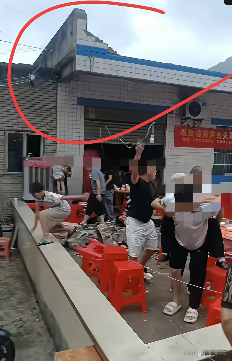 从九派新闻的报道可以了解到，办升学宴的主人家中两个孩子都考取了不错的学校，本来因