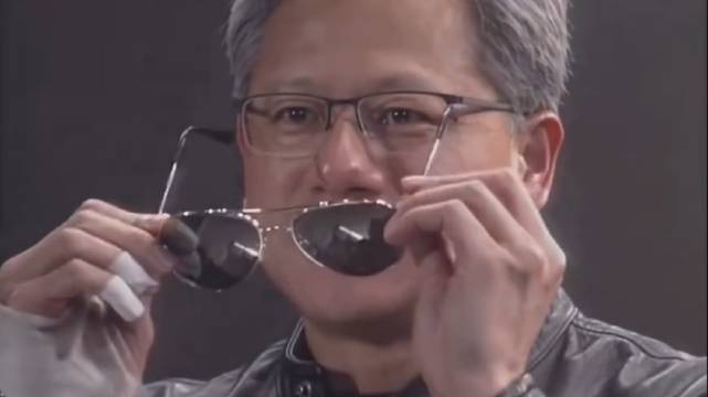 笑疯了！B站UP主AI二创视频爆火，把MJ演唱会改成黄仁勋登台，台下全是科技大佬，被网友戏称世界巡演