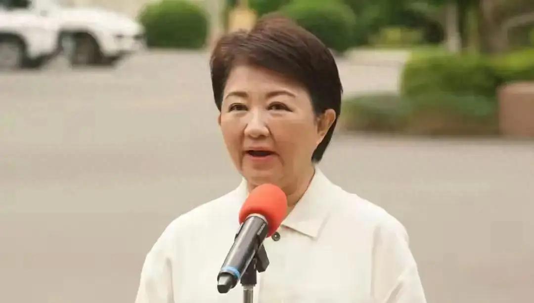 蓝营两位关键人物接连表态，卢秀燕和侯友宜都明确说，会全力以赴帮忙助选。
 
先说