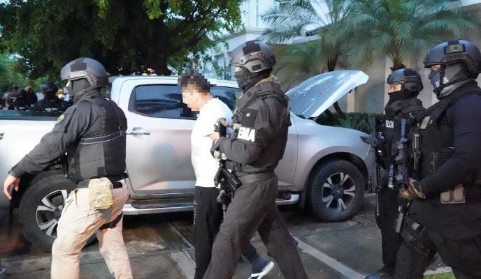 大批美军特种兵深夜动手！直接端掉了作恶多端的厄瓜多尔跨国毒网，一口气抓了 30 