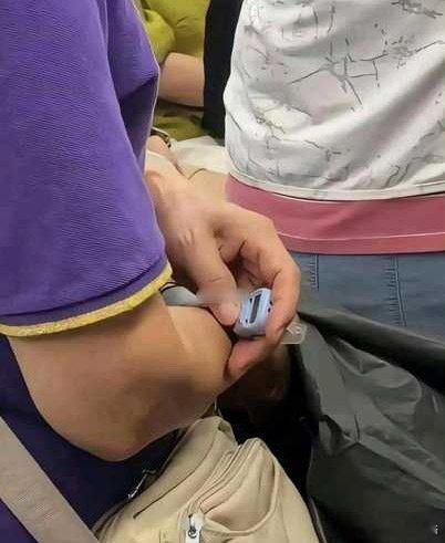 在地铁上遇到的，阿姨拿个小东西一直在按，这是什么东西啊 ​​​
