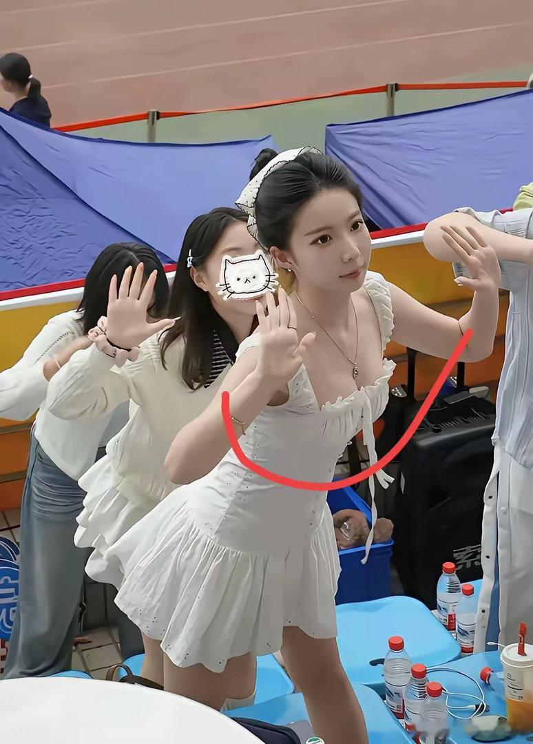 女大学生就是青春活泼可爱动人 