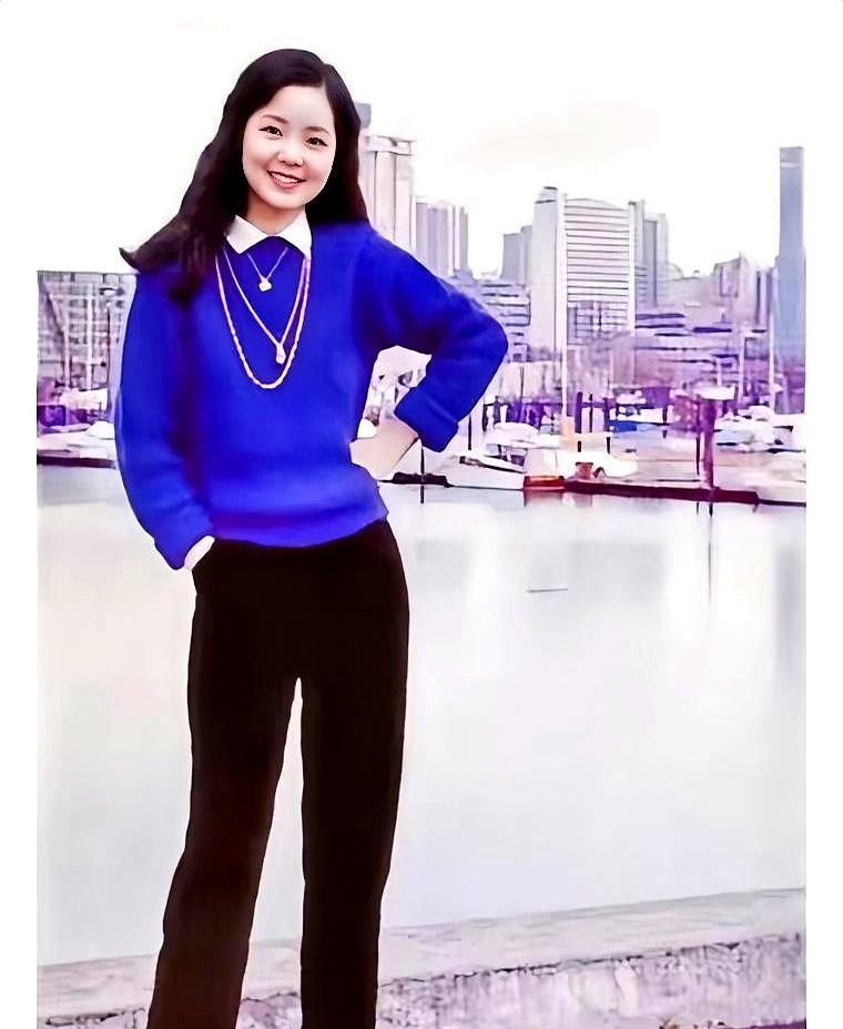 那年她穿紫衣上台，没要红包，没要专机，唱完歌自己挤经济舱走人。
台下老头老太一边