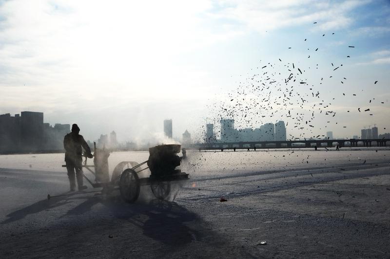 最近哈尔滨采冰现场堪比“俄罗斯方块”的画面火了。眼下哈尔滨采冰工作全面开展，采冰