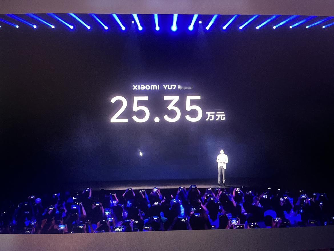 这个价格咋样？对比Model Y今晚要睡不着了？智界R7今天加大优惠，能挽救销量